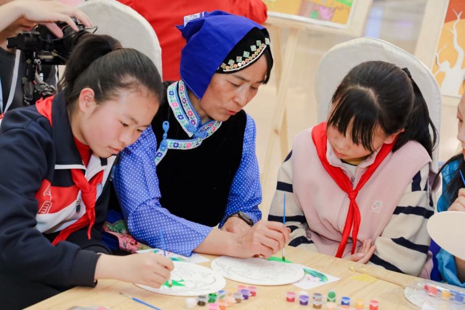 在笔尖绽放的春天 感受呈贡区农民画展的非遗魅力与乡土诗情